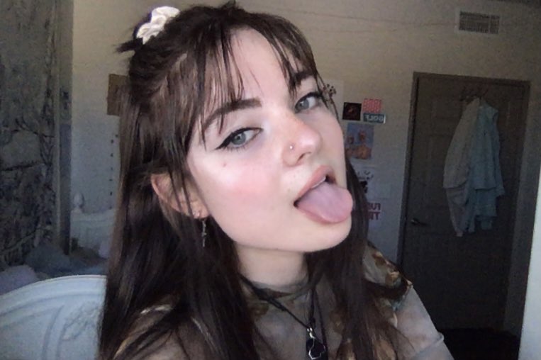 messygirI's tweet photo. girlfriend from hell 😈 https://t.co/tIkE95Dq6d