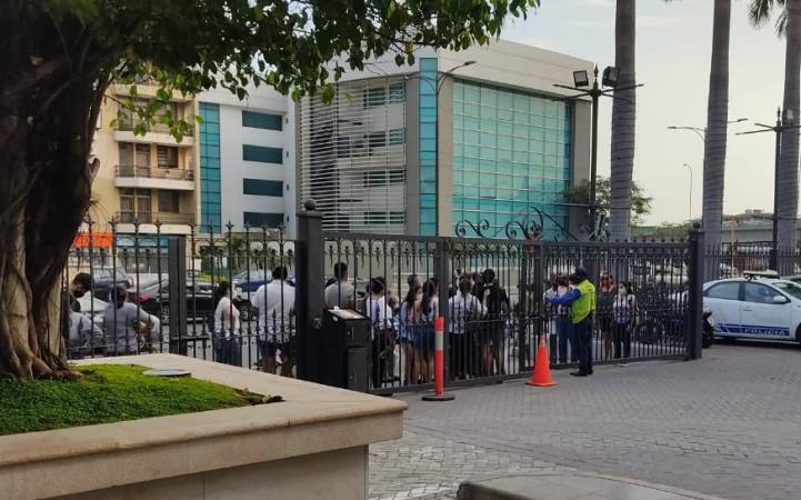 Cierran acceso a un centro comercial de Guayaquil por masiva llegada de visitantes. ► ow.ly/z3gB50CQB07