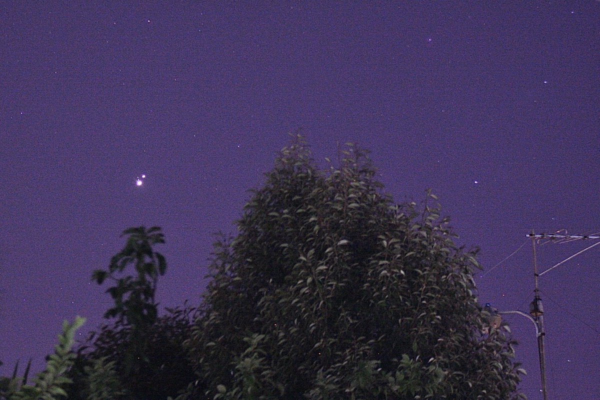 migroja's tweet image. Júpiter y Saturno desde Santiago esta noche. Nótense las lunas de Júpiter.