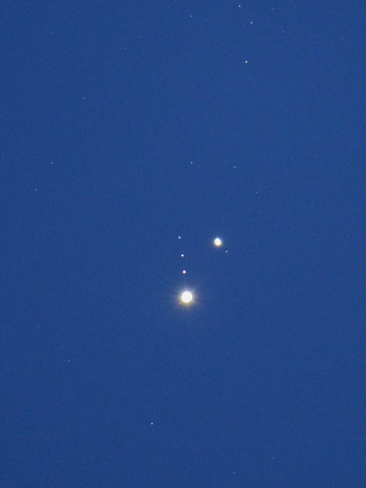 migroja's tweet image. Júpiter y Saturno desde Santiago esta noche. Nótense las lunas de Júpiter.