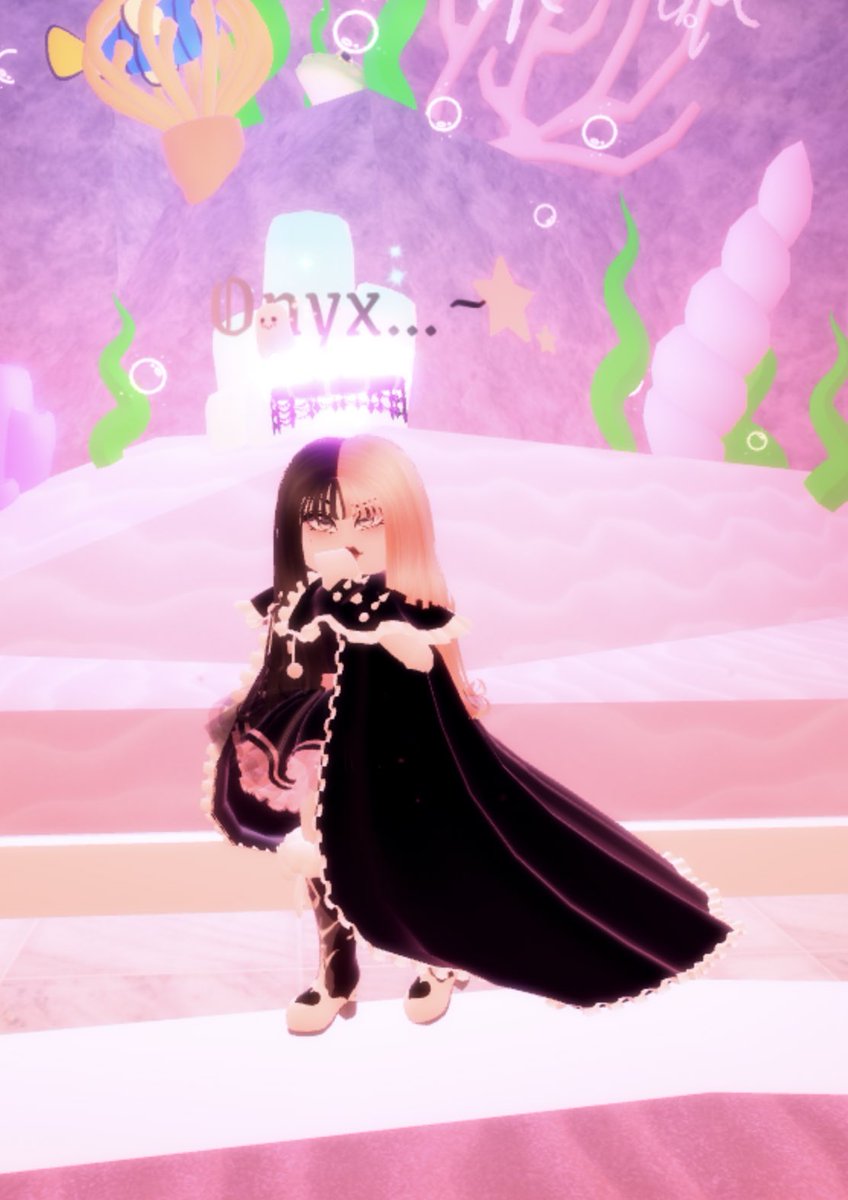 Breadphobia's tweet photo. You don’t see the queen before you go through her baddie body guard🖤
@glxssy_sweet #royalehigh #roblox #rh #royalehighpicture https://t.co/6RAPHx5vC3