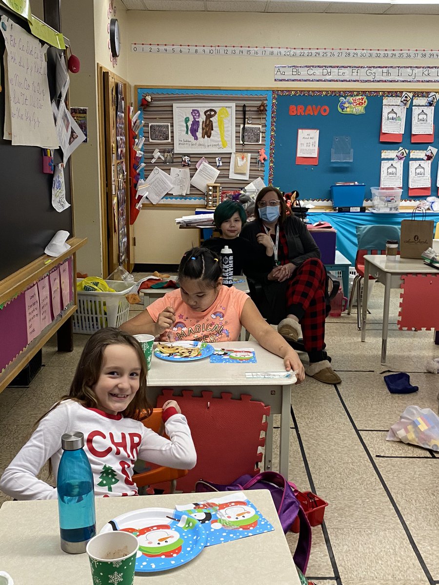 Mrs_Ps_class's tweet photo. To celebrate #TheNightBeforeChristmas we had a Christmas breakfast together. Chocolate chip pancakes, hot chocolate, togetherness, prayer and good old fashion family time. @tbc_schools @TBCDSB_Hornets @OECTAProv https://t.co/hTtLQHz2qc