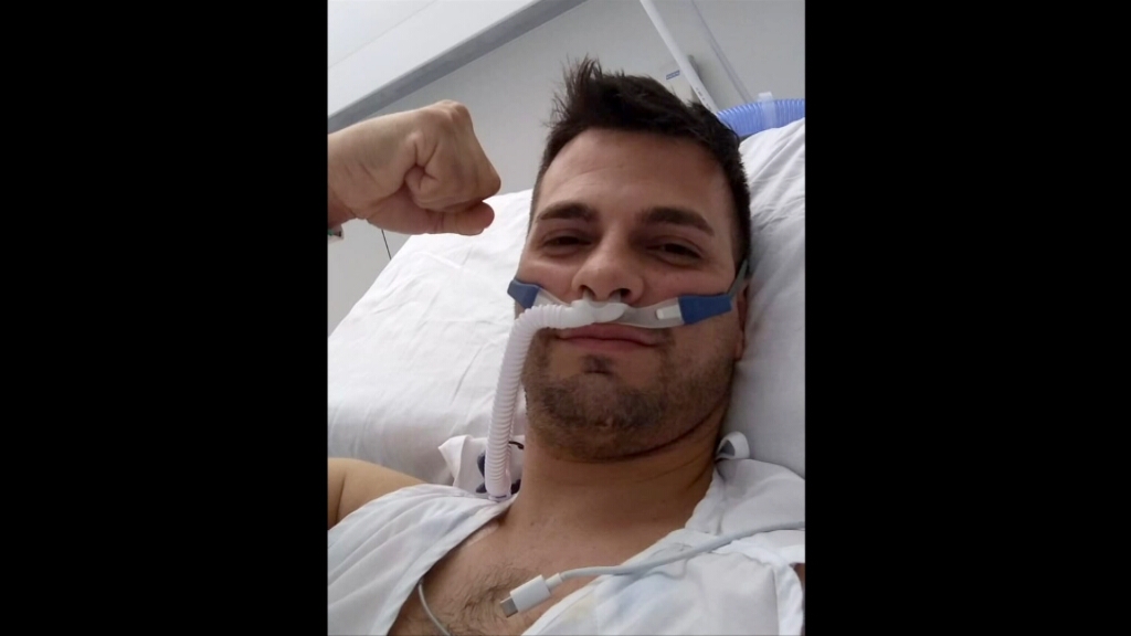3CatInfo's tweet photo. En Jonathan no volia adormir-se durant els 9 dies que va passar a l’UCI perquè tenia por de no tornar-se a despertar. El que va portar pitjor va ser la soledat #LaMaratóTV3 #TocaATothom https://t.co/DisjG4TCyC https://t.co/Q3w7SGNZ7j