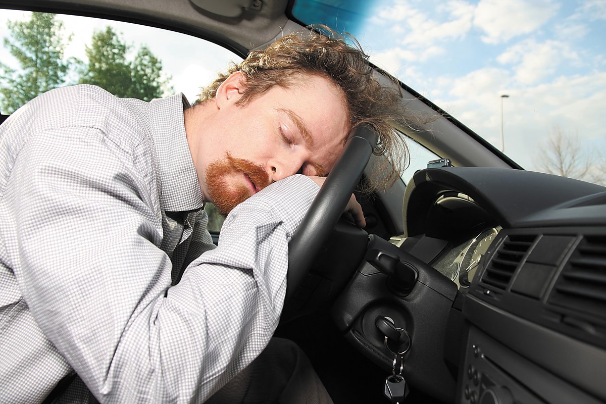 SHFAustralia's tweet photo. Early danger signs of driver fatigue include:
•Wandering thoughts
•Missing a gear, road sign or exit
•Slowing unintentionally
•Braking too late.
#drowsydriving #makesleepapriority #holidays #sleep
https://t.co/VZzEvY8Iin https://t.co/aO1PjrGVst