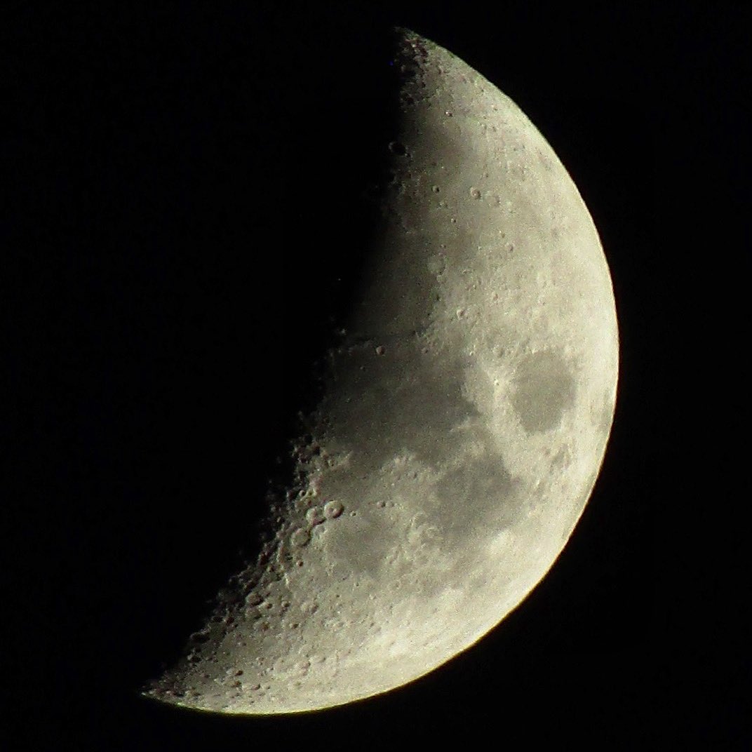 Tonight’s #moon. #selenography #moongazing #nofilter #canoncamera #liveinthemoment #makethemostofit #liveyourbestlife #mooncraters