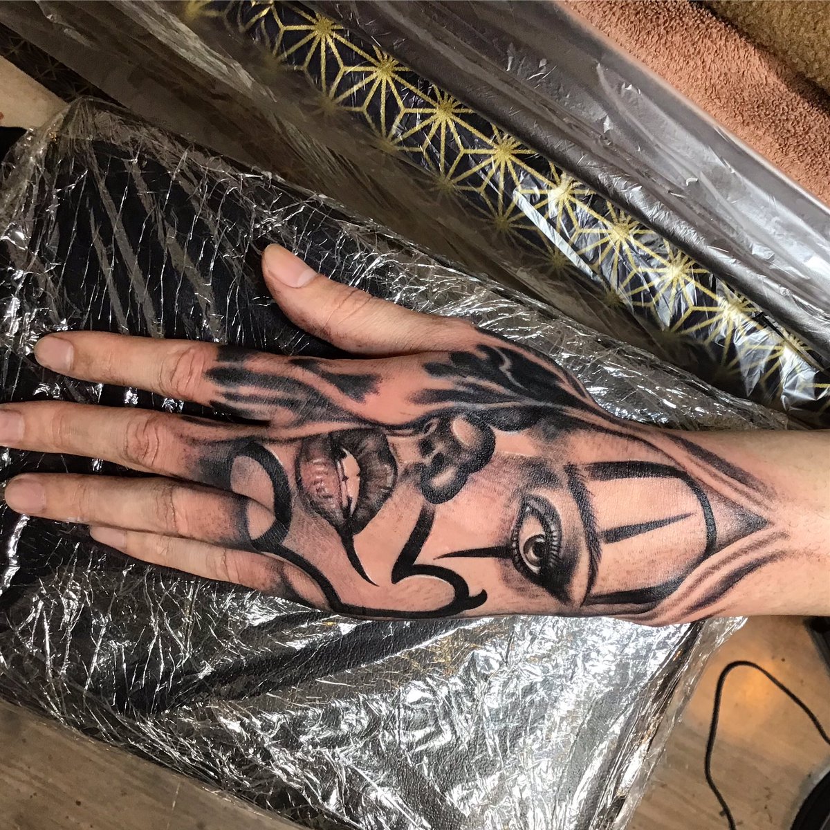 新宿タトゥー Fox Gate Tattoo 手の甲 チカーノ By 正彩 12月21日本日も営業中 和彫りからワンポイント B Gまで幅広く対応のタトゥースタジオ 東京新宿fox Gate Tattoo 新宿駅徒歩7分 個室ブース完備 その他 作品はコチラ