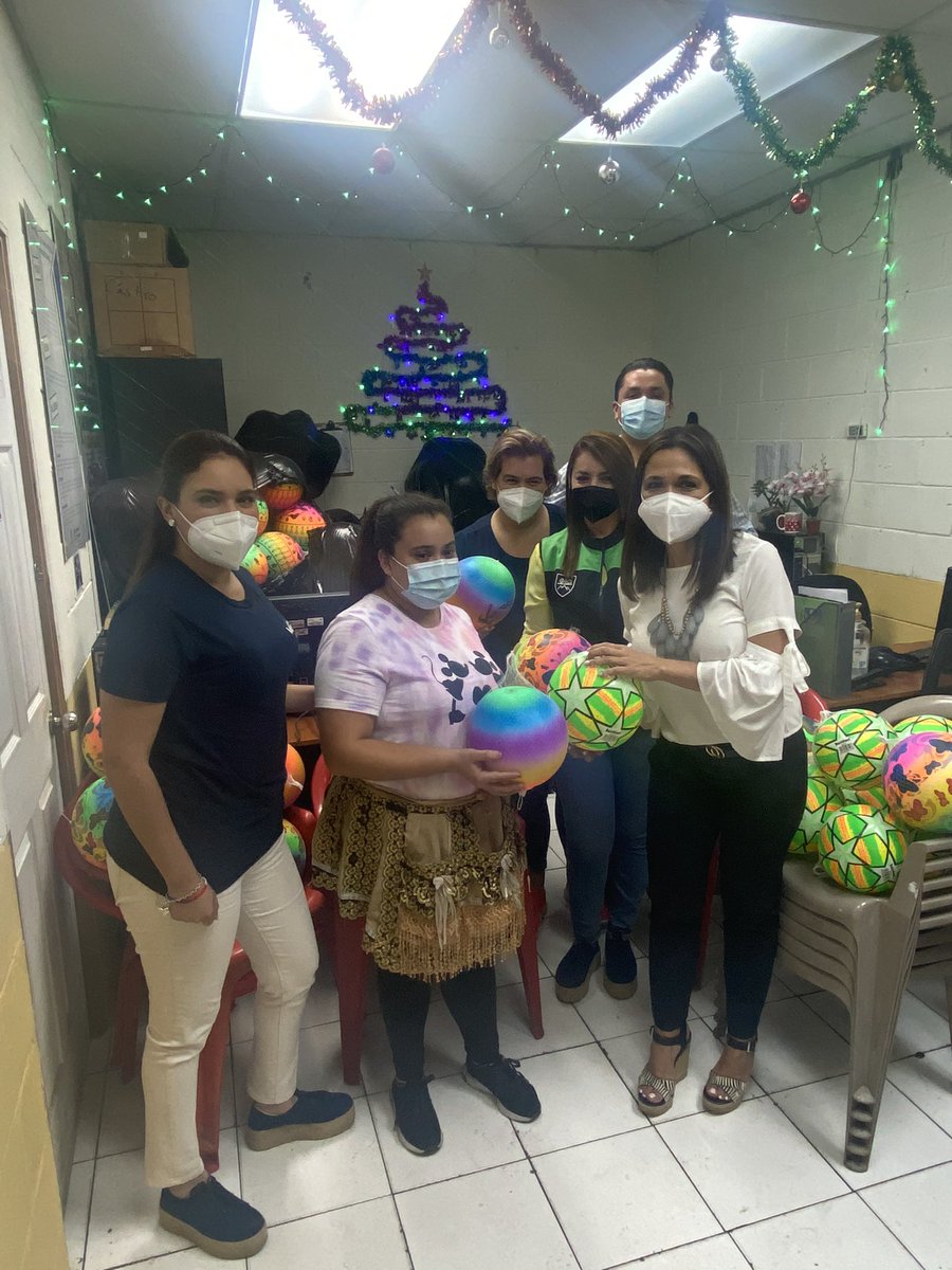 karlabmoncada's tweet photo. En el mercado central de Santa Tecla ya se siente el espíritu navideño.

Luchemos por que los niños siempre tengan razones para sonreír. https://t.co/V1jofa8AIx