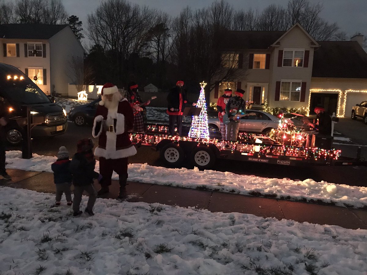 FandIncollingo's tweet photo. Watching the band Unglued do some rock ‘n’ roll Christmas caroling here in New Jersey. One neighborhood down, three to go, and lots of toys and money raised for families in need! #UngluedBand https://t.co/CN7u2Xjkse