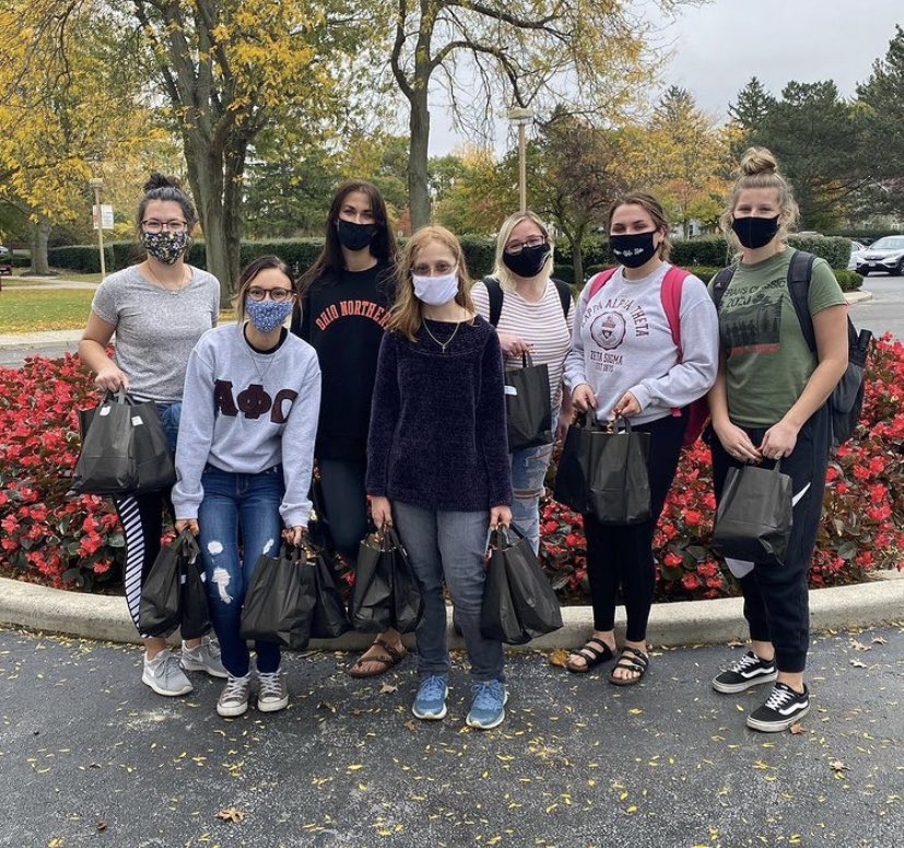 This fall, our Alpha Epsilon Beta chapter participated in a campus-wide service project to deliver apples to professors. What an awesome faculty appreciation collab opportunity with other student orgs! 💙💛 #aporegionh #servicesunday