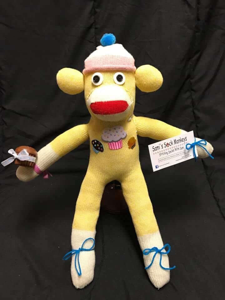 SamiSockMonkeys's tweet photo. Christmas season comes with lots of festive baking! What are your favorite seasonal treats? My favorite have to be the peanut butter star cookies. #stitchingsmileswithsami #25daysofmonkeys https://t.co/DhCzwwYQ8U