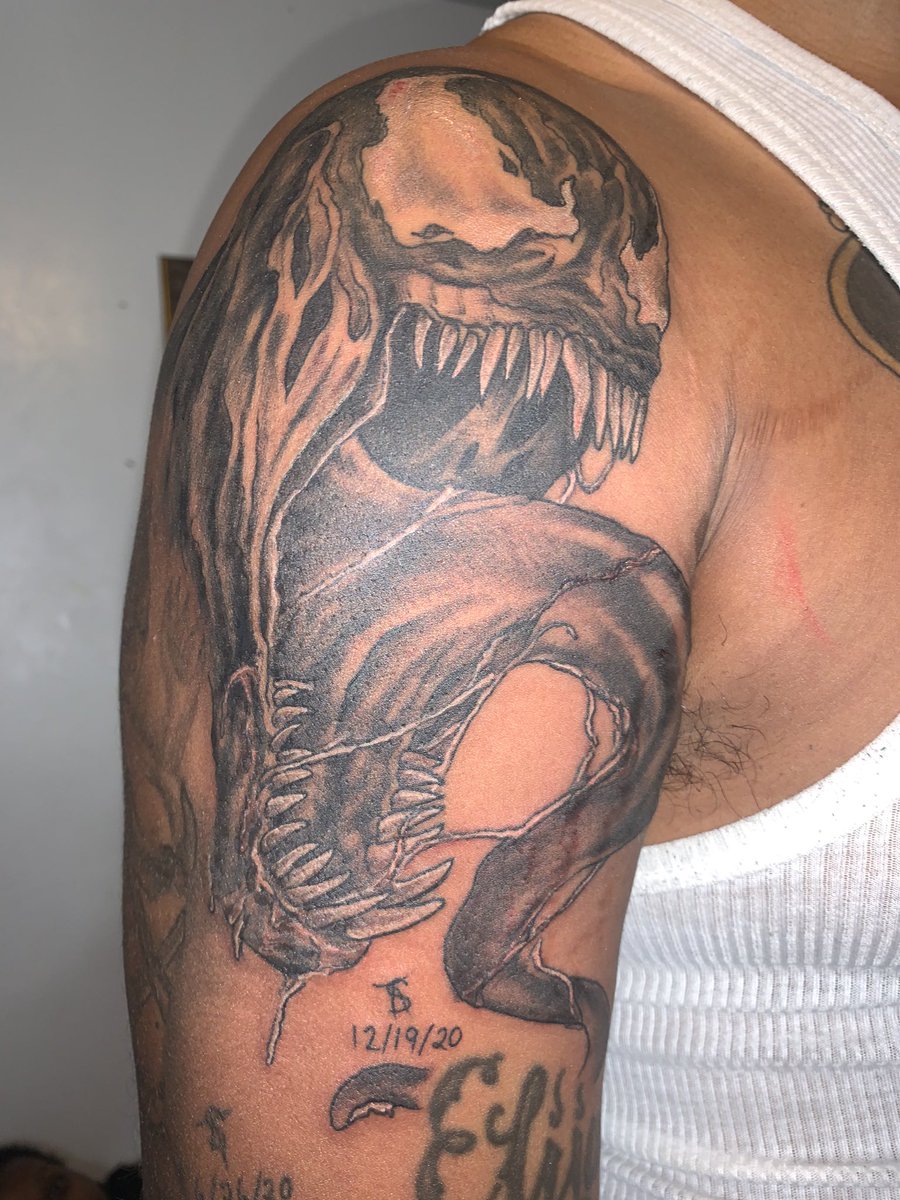 TatTee__'s tweet photo. Young female tattoo artist put on this earth to share my art with the world 🖤 https://t.co/QBzhi6aJVm