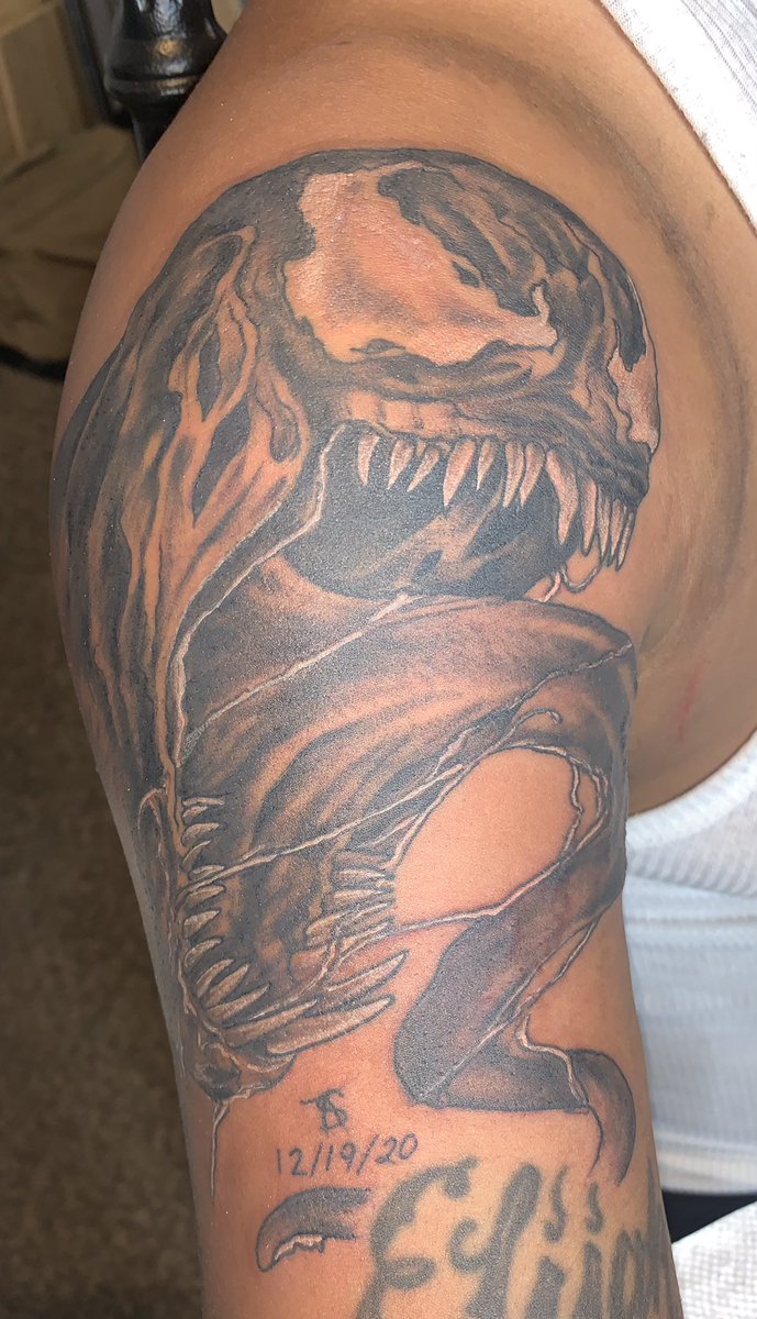 TatTee__'s tweet photo. Young female tattoo artist put on this earth to share my art with the world 🖤 https://t.co/QBzhi6aJVm