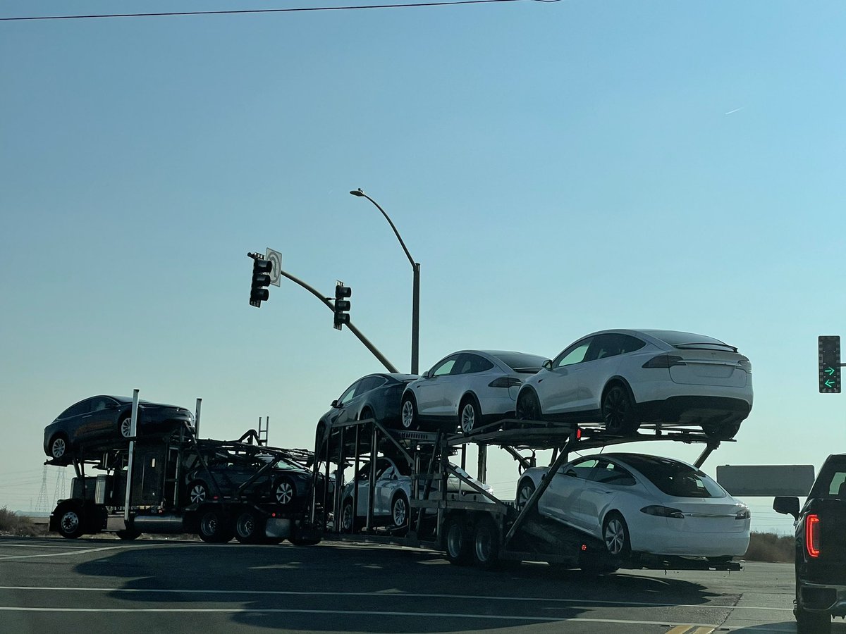 BLKMDL3's tweet photo. The amount of Teslas on trucks I’ve seen today is insane. At least 15 in about 2 hours This Q4 is gonna be 🔥🔥🔥#nodemand #demandproblems @elonmusk https://t.co/SNLnSG9cT7