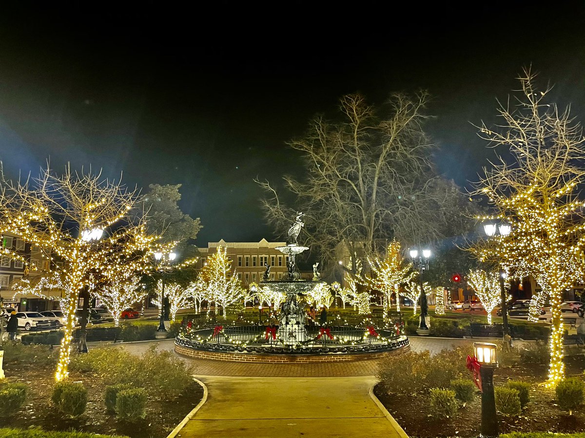 LChrisLynn's tweet image. Downtown Bowling Green looks great! #BGKY 🎄