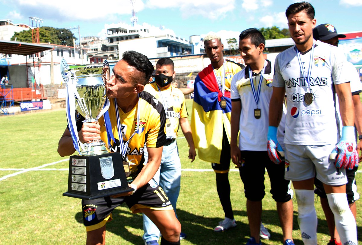 #PrimeraDivisión Con doblete del mexicano Jorge Argumaniz <a href="/OficialAuroraFC/">Aurora FC</a> se consagró campeón del #Apertura2020 Foto: <a href="/IsiEspantzay/">IsiDeportes</a>