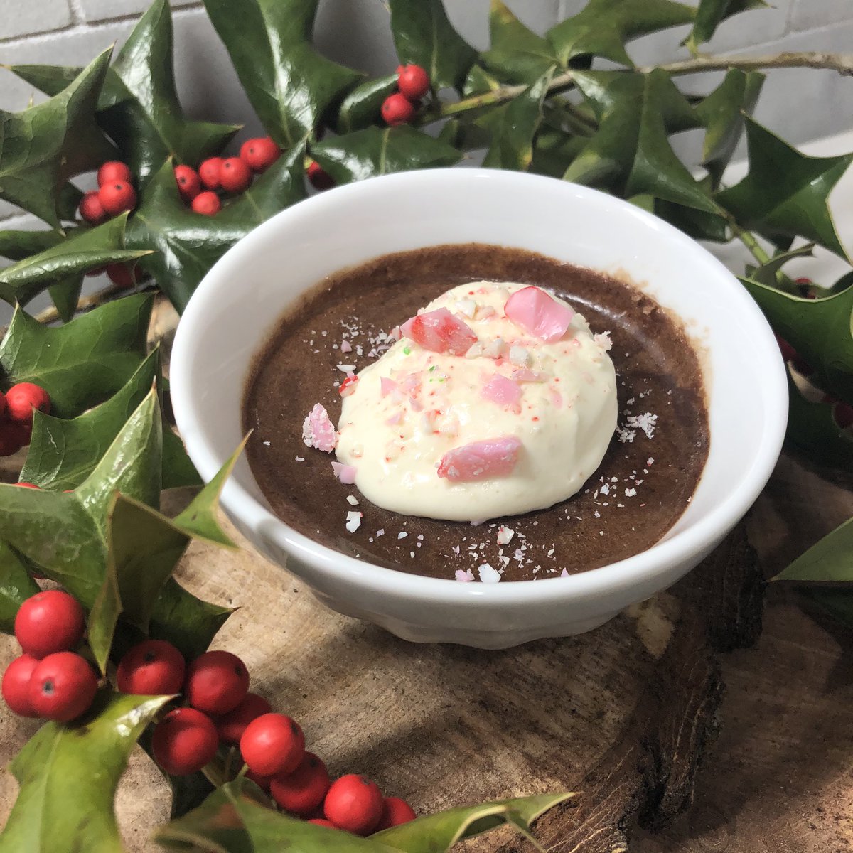 RawWheyProtein's tweet photo. We want to wish everyone Happy Holidays &amp; we hope the New Year is Healthy and Thriving for you &amp; your families! 🎉🎄🎊🎁🍫🍬

We love the fresh mint taste of peppermint patties, so we decided to make a healthier version of this famous treat! 

Full recipe:
https://t.co/YXDZieFkCg https://t.co/EeXKqT9y7R