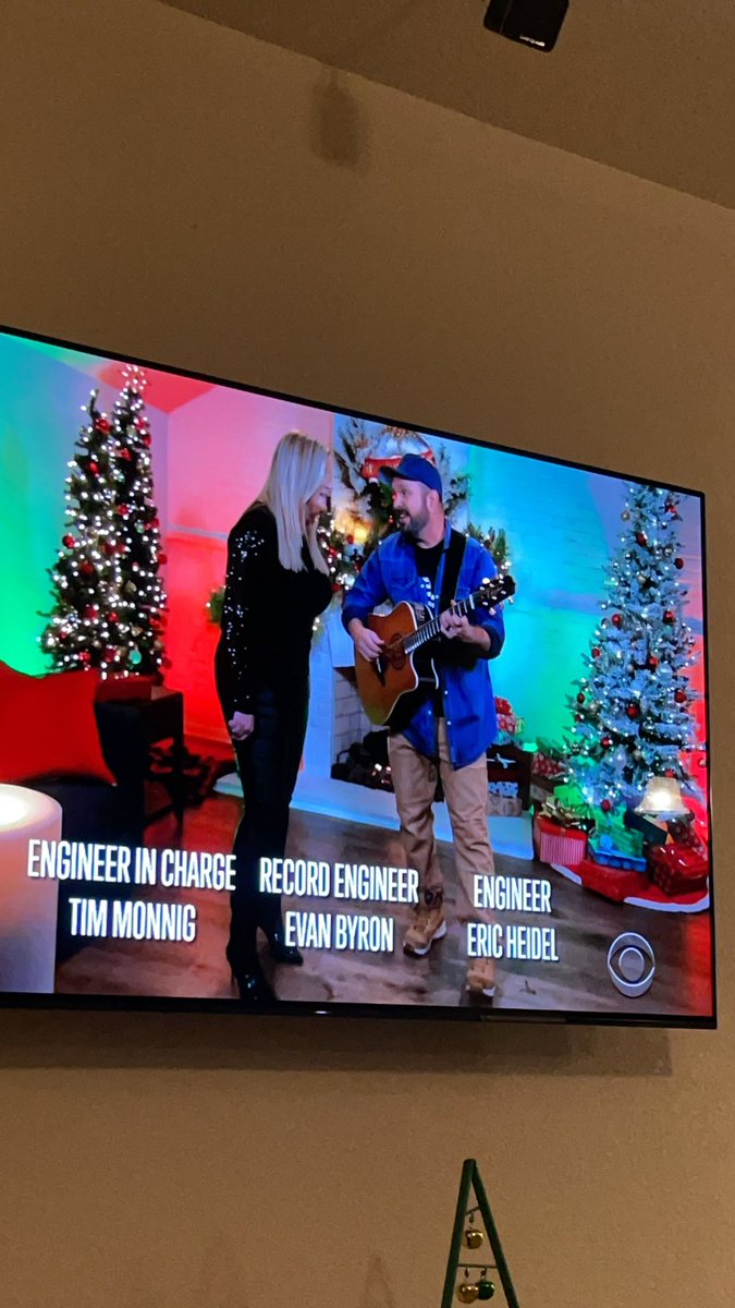 angel4kr's tweet photo. Please record a new Christmas album together! Y’all are the best❤️ Y’all brightened my night. Thank you 🥰 #GarthandTrishaLIVE https://t.co/Ts86sTdMdp