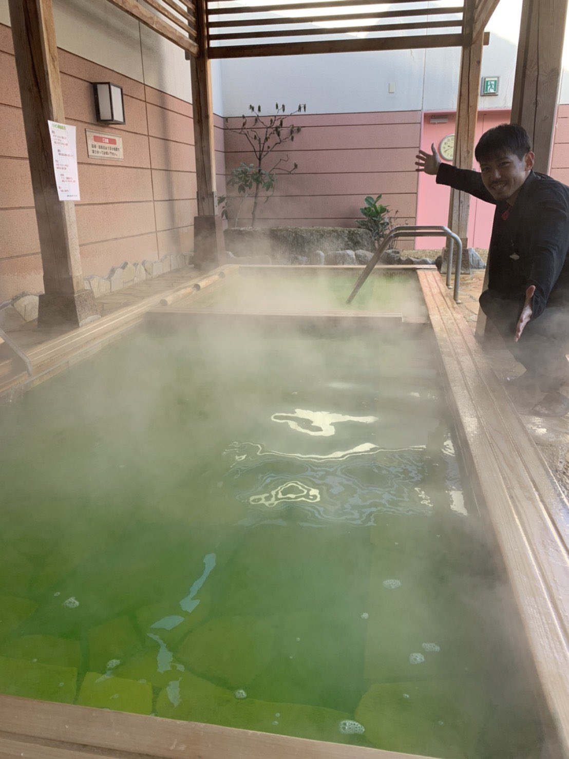 天然温泉 やよい乃湯 こんにちは 堀河です 本日は冬至の日ということで 露天風呂 洞窟 檜 寝湯 にて パパイン酵素風呂 を実施しています パパイン酵素にはお肌がツルツルになる効果があります 本日限定ですので是非この機会に入って