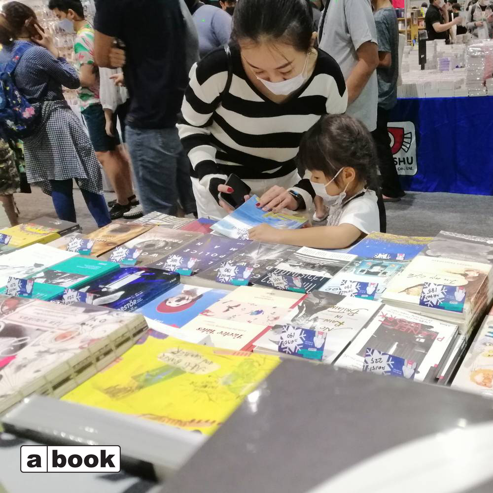abookpublishing's tweet photo. ขอบคุณนักอ่านทุกท่านที่แวะมาทักทายกันที่งาน #WinterBookFest2020
แล้วพบกันใหม่นะ กับโปรโมชั่นส่งท้ายปีเก่าต้อนรับปีใหม่ 
#รอนะ #รักก็ด้วย :) https://t.co/iYCeADbZwE