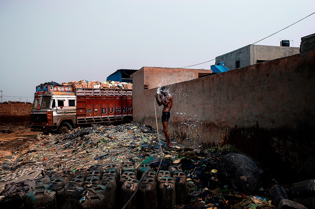 WIRED's tweet photo. Each year, the planet generates some 50 million tons of electronic waste, ranging from batteries to mobile phones to light-up children’s toys. Photographer Kai Löffelbein spent years documenting the multibillion-dollar industry. This is what he saw: https://t.co/vFrkJu8Ehf https://t.co/8TYg8w3VuI