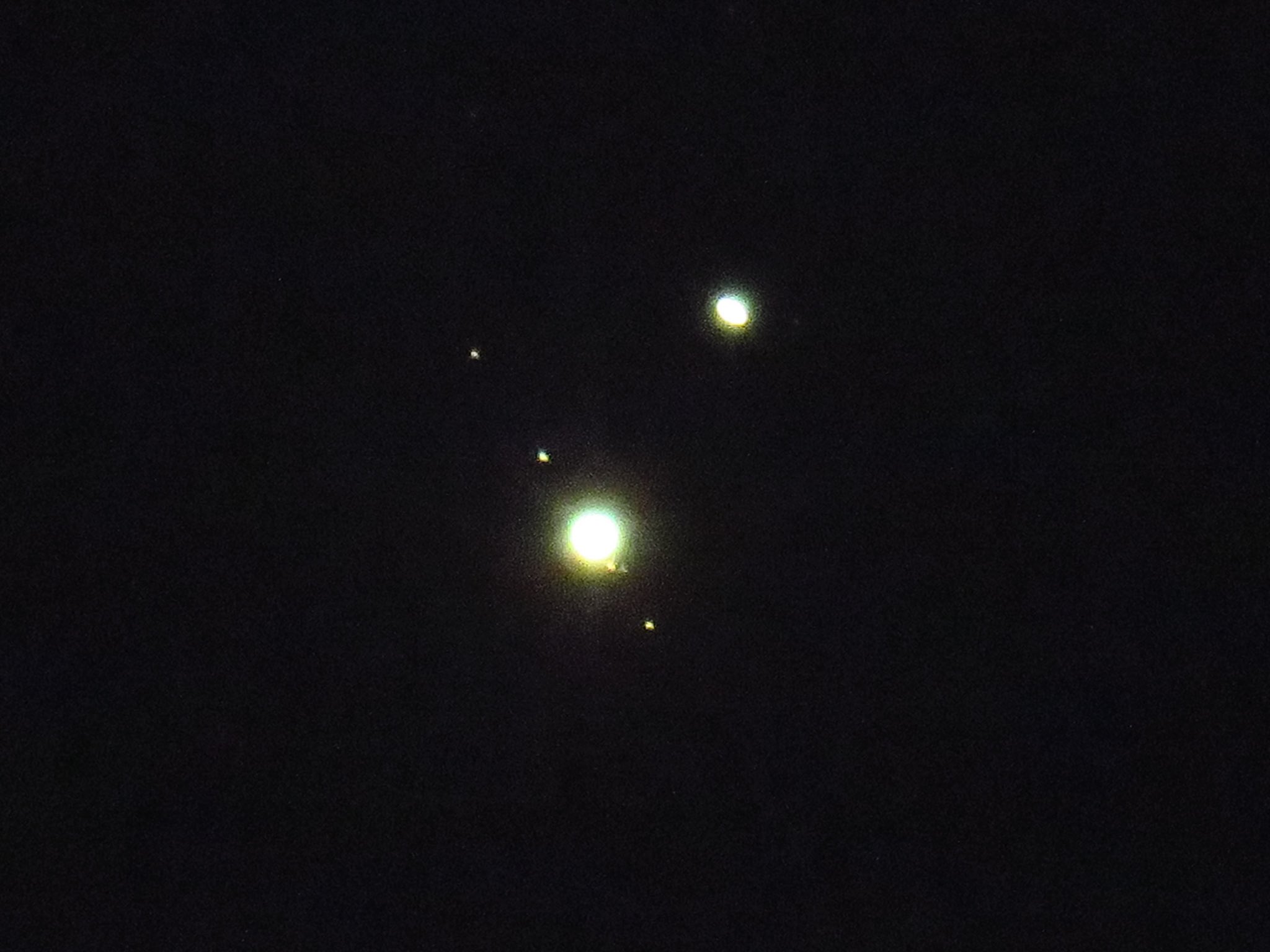 荒木健太郎 木星と土星が超大接近しています 遠目で見るとひとつの星に見えますが よく見ると木星 と土星が重なるように輝いています 木星のガリレオ衛星も見えています 木星と土星がこれだけ接近するのは一生に一度級の激レアな状況です ぜひ夜空を 荒木健太郎 木星と土星が超大接近しています 遠目で見るとひとつの星に見えますが よく見ると木星 と土星が重なるように輝いています 木星のガリレオ衛星も見えています 木星と土星がこれだけ接近するのは一生に一度級の激レアな状況です ぜひ夜空を