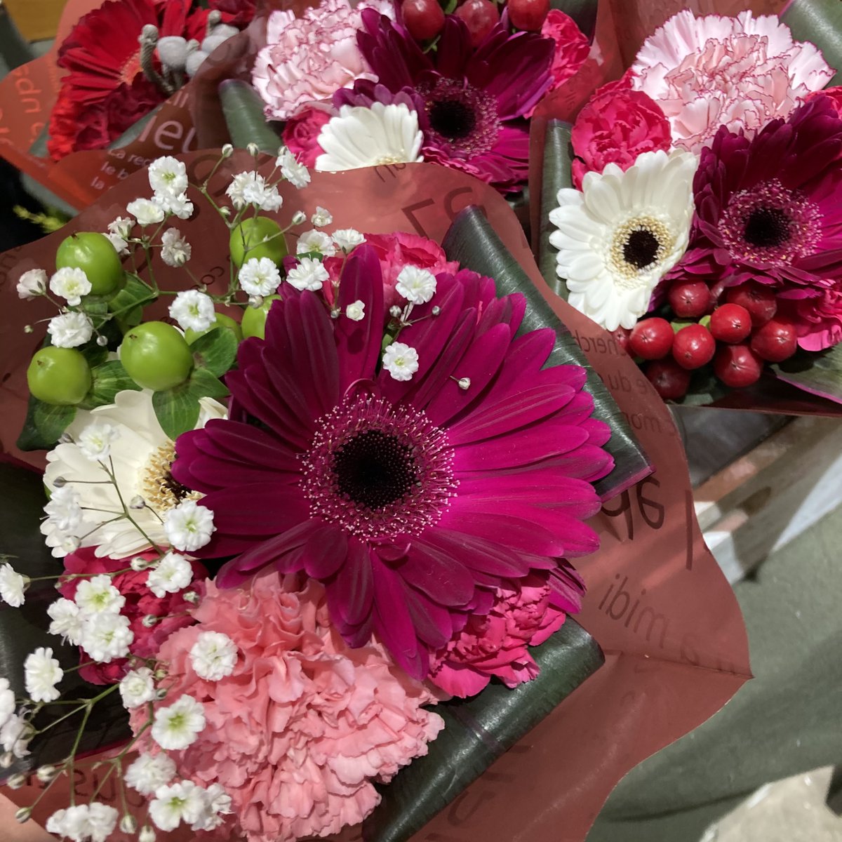 駅前花壇 ミニブーケ こちらはお店で一番小さなミニブーケです お得商品なのでお値段以上の花材が入っているのでとてもオススメです ちょっとしたプレゼントなどに是非 1 000 税別