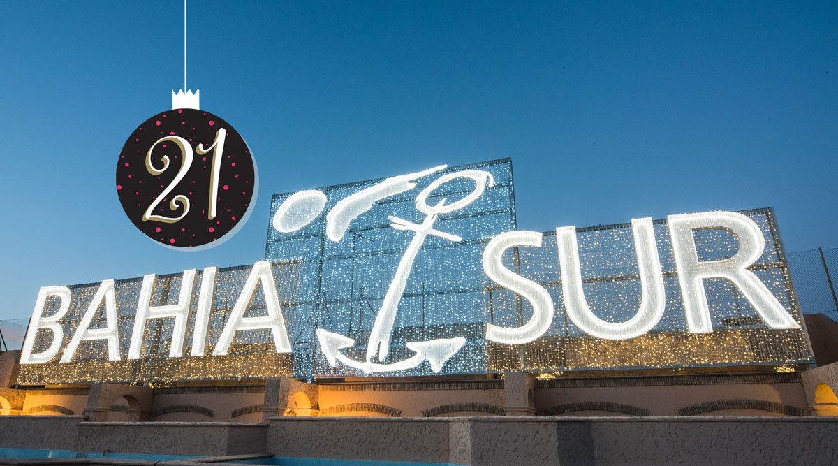 This luminous lettering greeted buyers in Bahia Sur in southern Spain. In keeping with the location on the coast, an anchor was also set here.

#mkilluminationspain #mkchristmascountdown  #adventcalendar #sparkling