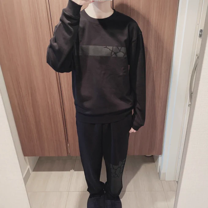 スウェット、168cm Lサイズで写真の通り結構でかいです
グレーと黒ありますが、どちらも印刷は黒です!

黒の方はパッと見ほんとシンプル、よく見るとキリン柄ある!ってかんじです。かわいい? 
