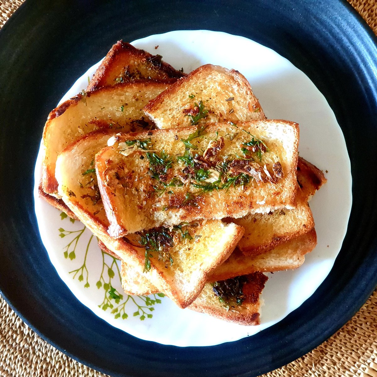 Garlic-Chilli-Toast. 😍
#appetizerideas #Food #BreadSticks #Love #smellsyummy #garlicbread #breadrecipe #justLikeThat #peoplepleaser #Foodies #Homemade