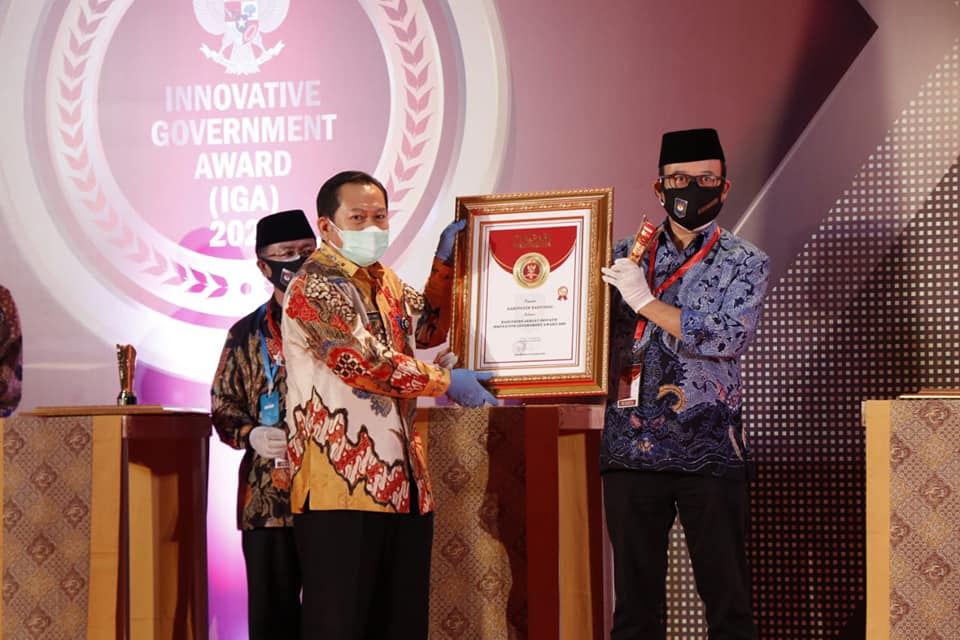 BmsMedsos's tweet photo. Sumber berita dari 
https://t.co/u4XZlPPd9M
Pemkab Banyumas Raih Penghargaan Innovative Government Award 2020
BANYUMAS – Dipenghujung tahun Pemerintah Kabupaten (Pemkab) Banyumas meraih anugerah Innovative Government Award (IGA) 2020 dari Kementerian Dalam Negeri (Kemendagri). https://t.co/Yzs8gFxhyT