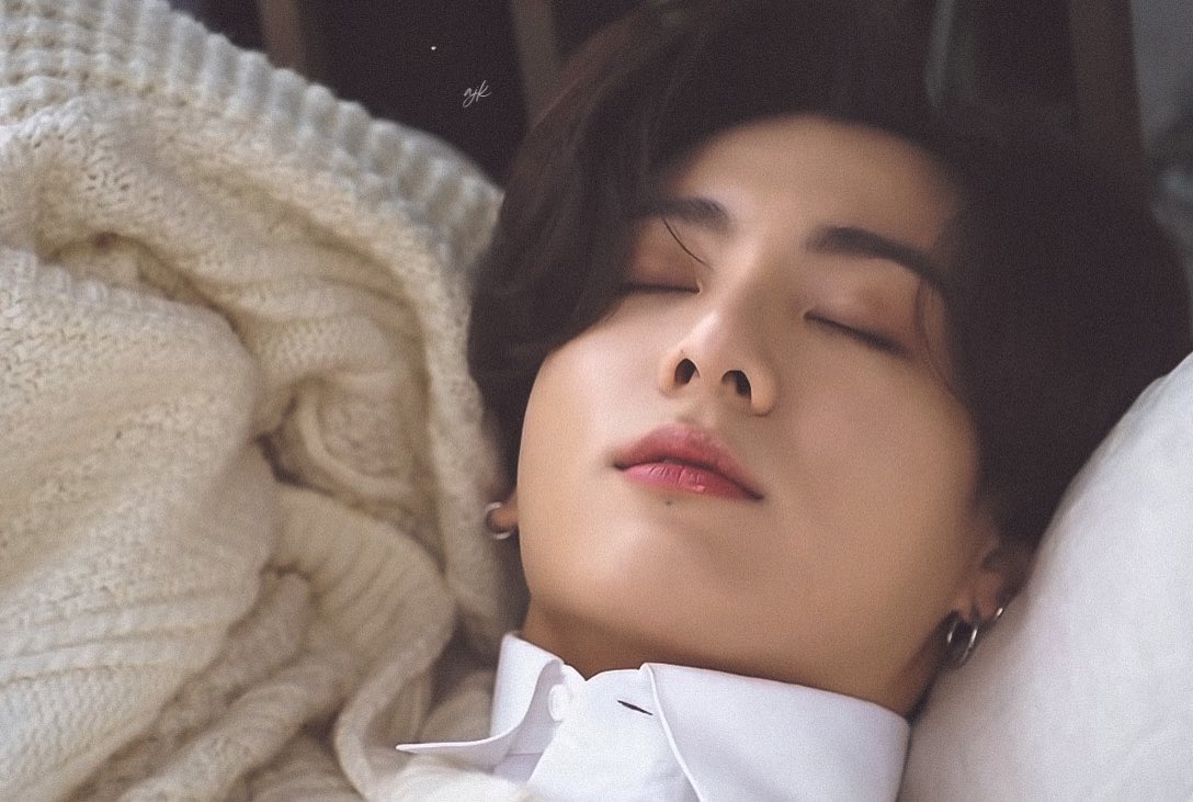 archiveforJK's tweet photo. the little hand :( https://t.co/Yd6k26BAhm
