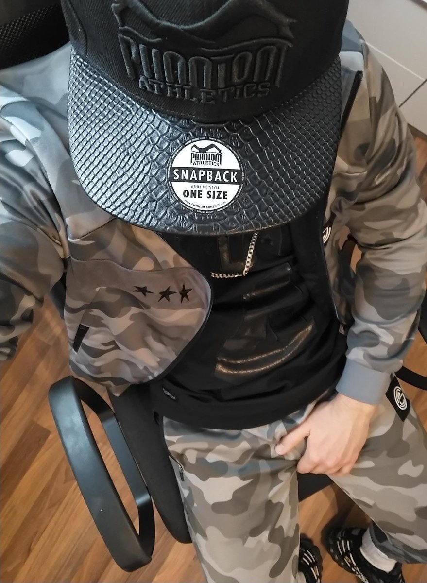 SkaterFozze's tweet photo. Next-to-last working day: Wearing nylon #trackies, #cayler camouflage #tracksuit & #rocawear jersey ๐ On feets #niketn3!
What u think about this outfit?
#skaterfozze #gayfetish #gearfetish #gayslave #gearslave #gaysneakers #gaynike #airmaxplus3 #trackiesfetish #wfh #woyf #csbl https://t.co/tTyaVsX8aA