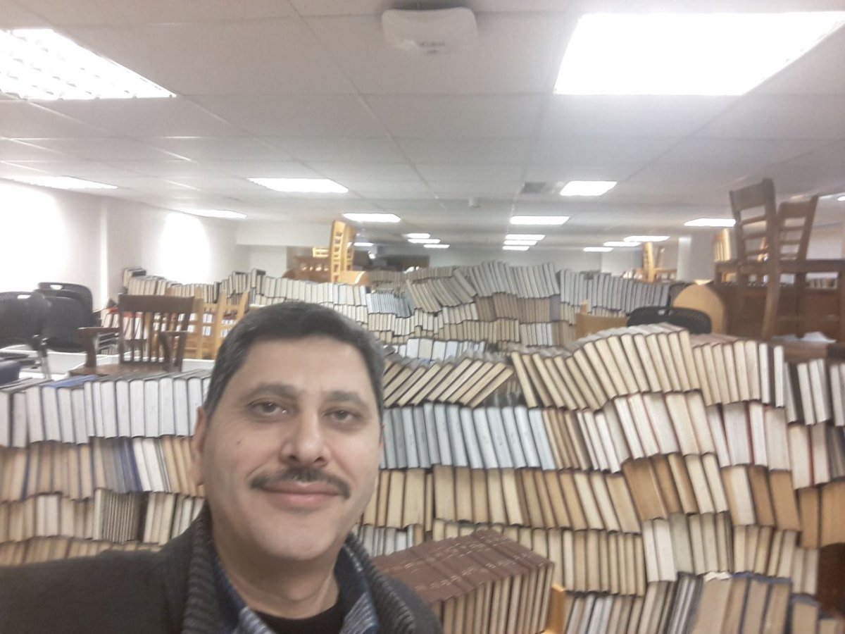 kynoubani's tweet photo. When you are a #librarian and a #geologist, it happens that you have behind you a #startified #book #formation. https://t.co/POx56D5Utt