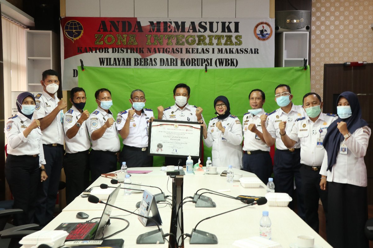 DisnavMakassar's tweet photo. #KawanLaut, Senin 21/12/2020 Wapres RI Ma'ruf Amin mengapresiasi penghargaan yang diberikan Menpan RB Tjahjo Kumolo kepada 14 UPT Kemenhub salah satunya Disnav Makassar dengan perikat WBK. Ini merupakan tanggung jawab bersama menuju Wilayah Bebas dari Korupsi (WBK). https://t.co/s9QwWBLxVX