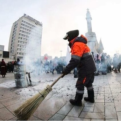 Өнөөдөр нийслэлд нийт 2500 гаруй ТҮК-ын ажилтан хамт олон өглөөний нартай уралдан гарч хотын цэвэр цэмцгэр байдалд анхаарал тавьдаг юм бн. 
Өөрийхөө төрсөн өдрөөр хоёр найзтайгаа нийлээд багахан хандив амны хаалт болох 12 мянган ширхэг маскийг хүлээлгэн өглөө. <a href="/BBturuu/">Battur Batbayar</a>