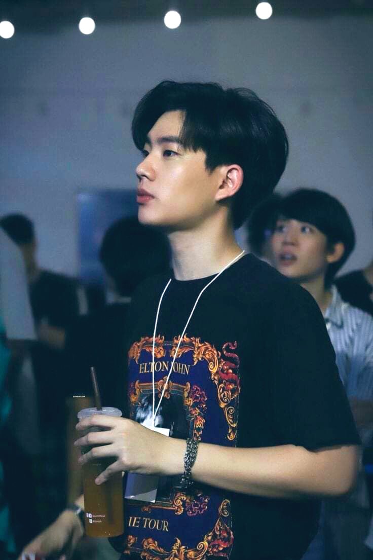 𝘖𝘱𝘦𝘯 𝘳𝘰𝘭𝘦𝘱𝘭𝘢𝘺 #THUAU

“พี่ชื่อเขื่อน อยู่บริหารปีสามนะ”

เด็กหนุ่มออกมาแนะนำตัวอย่างฉะฉานกับน้องๆปีหนึ่งหน้าใหม่หลายคน

“มีอะไรก็เข้ามาถามมาคุยกันได้ พี่เลี้ยงกาแฟด้วย” ว่าแล้วก็ผายมือไปที่โต๊ะที่มีกาแฟเรียงอยู่

“จำนวนจำกัด รีบๆมารับกันนะค้าบ!”