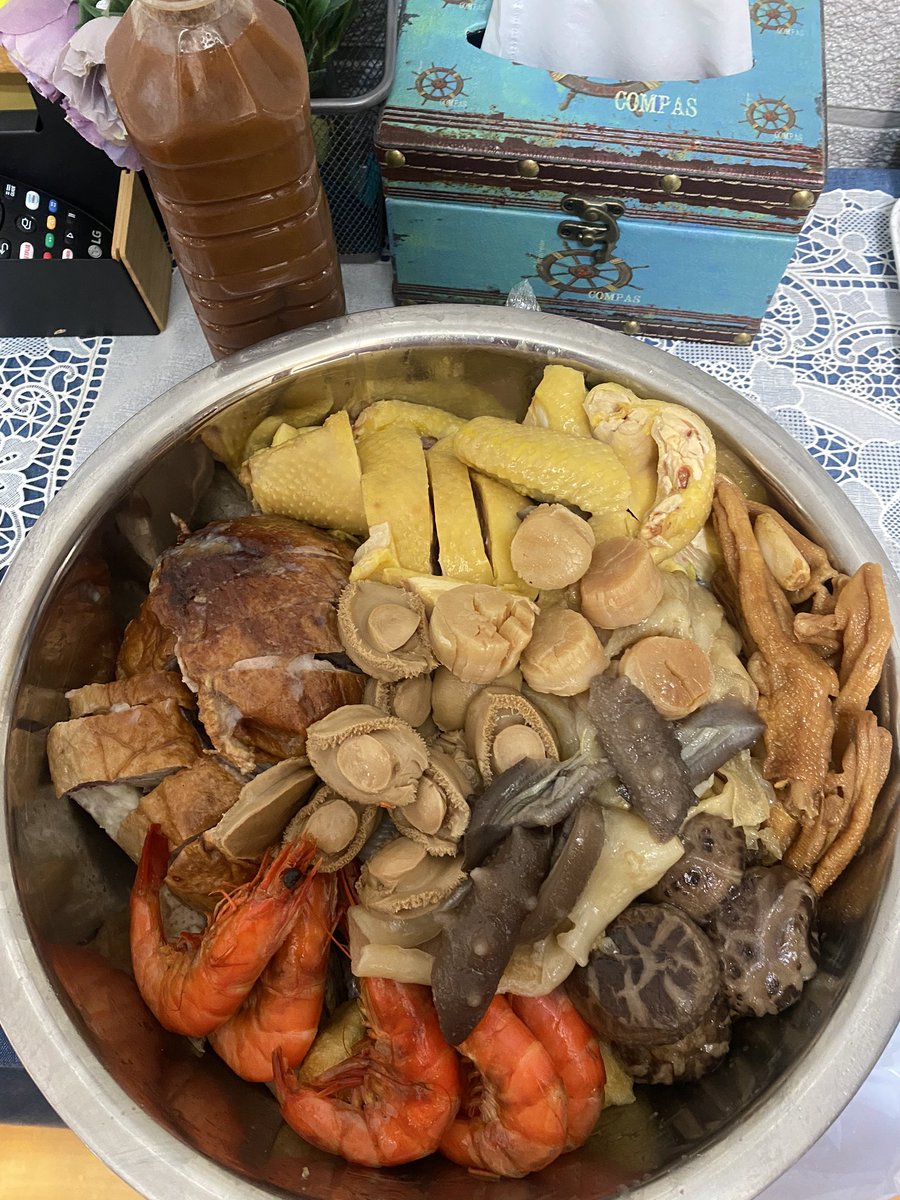 2Maggieli's tweet photo. ㊗️所有人冬至快樂
團團圓圓
開開心心🥰！
啱啱收到
#水門泰式海南雞飯專門店
盆菜
#黃色經濟圈 https://t.co/p6YLaMZiOr