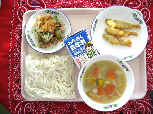 宮代町 学校 給食 12 21 本日は 冬至献立 ゆでうどん 冬至うどんの汁 シャキシャキ野菜の運盛サラダ わかさぎフリッター 牛乳です 冬至に ん のつくものを食べると運が呼び込めると 大根 蓮根 うどん 銀杏 きんかんなど運盛り 縁 宮代町 学校 給食 12 21 本日は 冬至献立 ゆでうどん 冬至うどんの汁 シャキシャキ野菜の運盛サラダ わかさぎフリッター 牛乳です 冬至に ん のつくものを食べると運が呼び込めると 大根 蓮根 うどん 銀杏 きんかんなど運盛り 縁