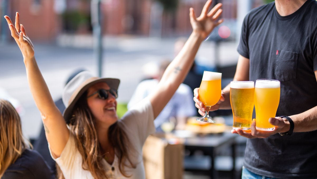 It's that time of year - where we kick up our heels, throw our arms in the air and celebrate! 

A couple fresh IPA's wouldn't go astray either. 

How are you kickin' off Christmas week?

#fixationbrewing #dedicatedtoIPA #indiapaleale #drinkfresh #askforindiebeer