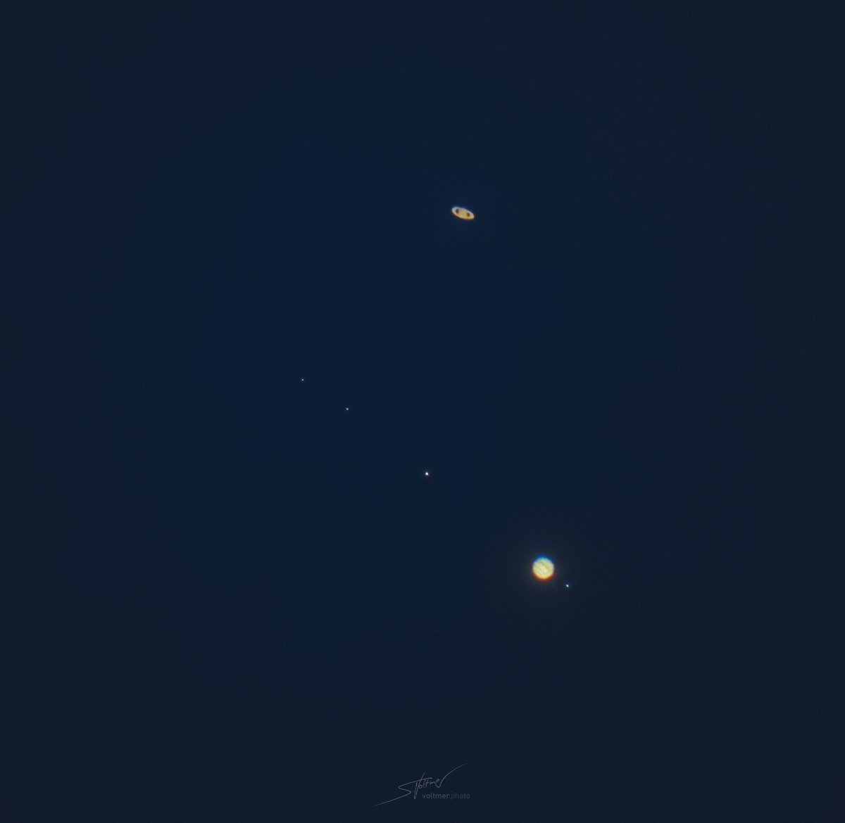SeVoSpace's tweet photo. The almost completely closed cloud cover opened for a few minutes. The sight of Saturn and Jupiter was enchanting! Like a Christmas star, the two gas giants stood above the village church of Spicheren.

Last video:
https://t.co/3AXJAmT7Jd

#GreatConjunction @LeRL_Forbach https://t.co/6SsBzFZSVv