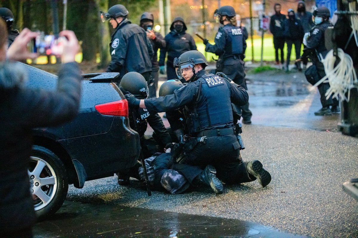 Ren_Rant's tweet photo. Just SPD found what they do
(Read: kneeling on people's necks.) https://t.co/Dd8AXQEpvs