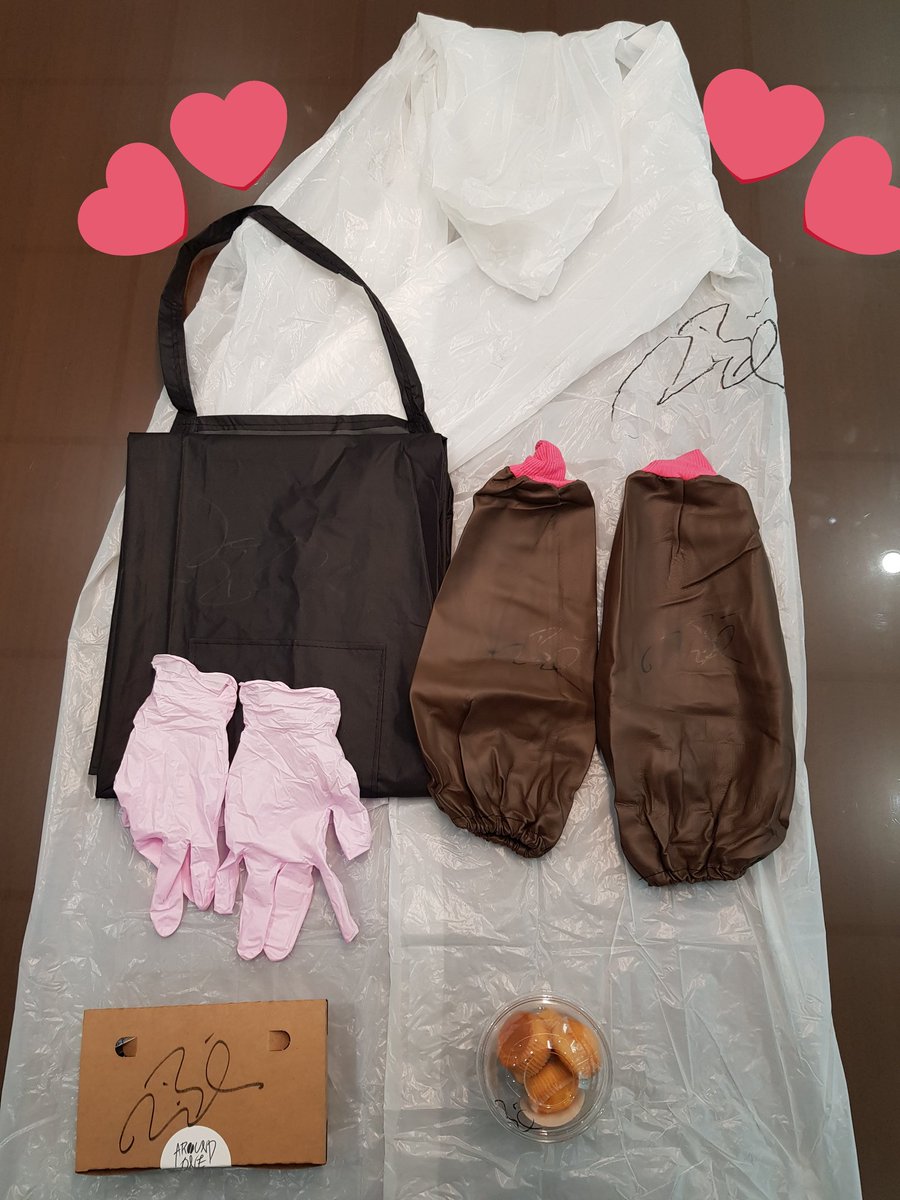 still131fan's tweet photo. 현장에서 한빈이가 연탄봉사중에 착용했었던
우비,앞치마,팔토시에 전부 사인해줬습니다🖊💗

이 후에 한빈이를 위한 이벤트 진행시,
선물로 빈닉들에게 전달하겠습니다🙌

We got an autograph for Hanbin's raincoat,apron, and armlet✨
we'll give it to binics later at the event💗

#KIMHANBIN https://t.co/Pihrbz2ykI