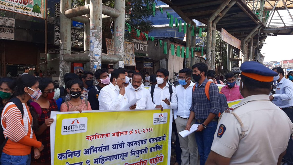 PrakashSShendge's tweet photo. विद्यार्थ्यांच्या न्यायहक्कासाठी महावितरण प्रकाशगड,मुंबई येथे आंदोलन सुरू. https://t.co/hqqJ7O31Ta