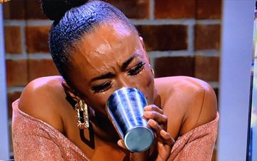 Finally Kagiso showed up and now lectures started. Kana I'm still wearing, the baby mama is hyped up and starts swearing at me "Yeyii matswele a Makoto".