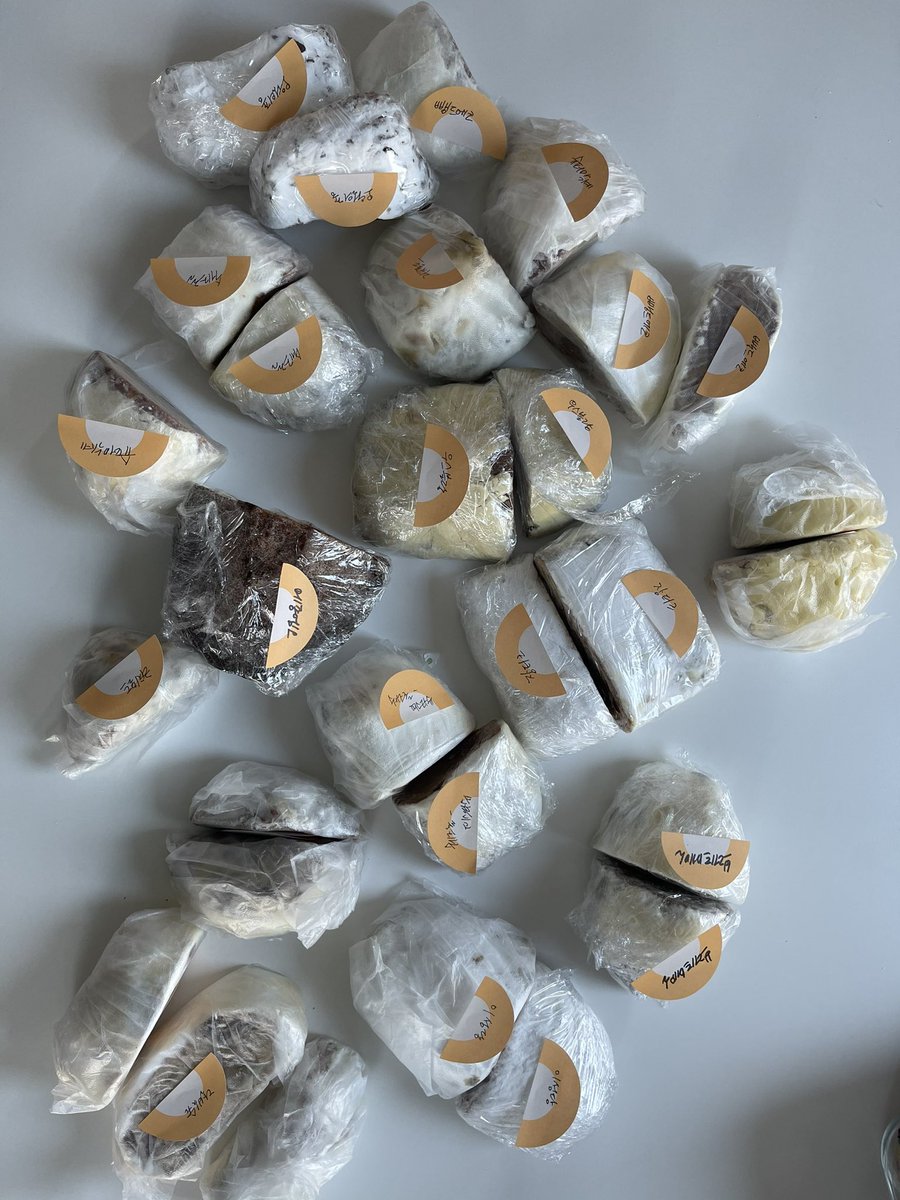 2020 빵요정 슈톨렌 모음편

이번주에 픽업하는 세드라 슈톨렌을 제외하고 15개를 우선 모아 보았습니다. 마지막은 일본 후쿠오카에서 도착한 Olivier Rain 의 쇼콜라 슈톨렌입니다. 다들 맛있는 슈톨렌을 커피, 차, 에그노그, 위스키 등과 즐기시며 따스한 연말 보내시길 바랍니다 #빵요정슈톨렌2020