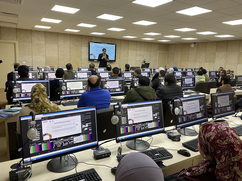 WeidongGroup's tweet photo. China’s smart classroom was acclaimed in Pakistan amid rising Covid-19 cases. Ever since the first outbreak of COVID-19 in Pakistan, 15,000 students from UET Lahore had conducted distance learning activities at home via the platform. #DailyTimes 
https://t.co/dBByk6H0Gd https://t.co/zwzluO5q64