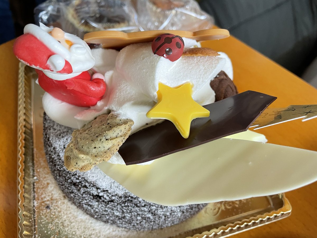 ট ইট র きうい Poronさんのクリスマスケーキ チョコレートケーキとイチゴの組み合わせが苦手なので今年もイチゴのかわりにチョコやクッキー盛り盛りです