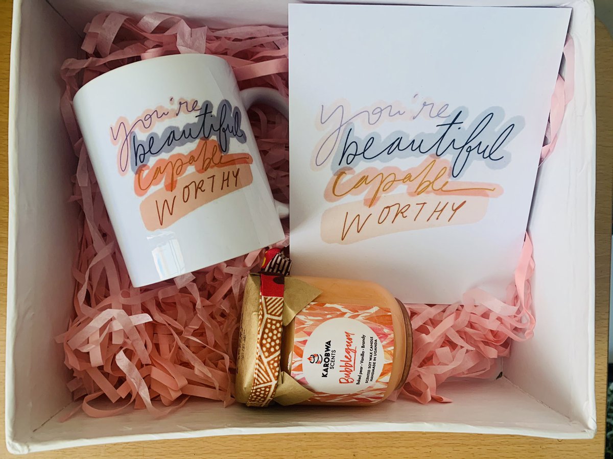 Lafeteplug's tweet image. Spread the holiday cheer and order your Xmas hamper for a loved one through us. 🎈🎄

Personalized package for a work secret Santa 🎅 

Scented Candle: @KarobwaScents 
Personalized card &amp;amp; mug: @Lafeteplug 

#gifting 
#lafête
#ultimateplug 
#happyholidays