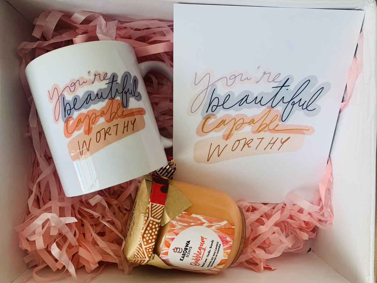 Lafeteplug's tweet image. Spread the holiday cheer and order your Xmas hamper for a loved one through us. 🎈🎄

Personalized package for a work secret Santa 🎅 

Scented Candle: @KarobwaScents 
Personalized card &amp;amp; mug: @Lafeteplug 

#gifting 
#lafête
#ultimateplug 
#happyholidays