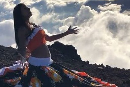 J'AAd  Or mon île
C'es PLUS la plus belle du MOoôoode
et de Loin   ...san fô pour lui arriver à la Cheville 

Achille  ;-)  ;=====)